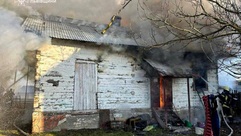 Під час пожежі в районі Самбора рятувальники натрапили на жахливу знахідку.