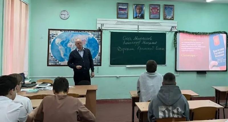 Каховский горсовет продолжает выплачивать зарплату Виталию Чернявскому, чиновнику из Херсонской области, который трудится в учебном заведении на оккупированном Крыме, согласно информации Центра журналистских расследований.