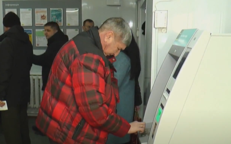 Витягуєш гроші – будь готовий дати пояснення: фінансові установи посилили контроль за готівковими операціями в Україні.