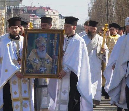 У Києві тисячі співвітчизників провели в останню путь Філарета, виконуючи його останнє бажання.