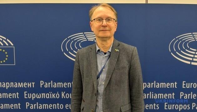 Витік конфіденційної інформації повинен розглядатися як злочин на рівні Європейського Союзу, однак наразі відсутній відповідний механізм, зазначив євродепутат.