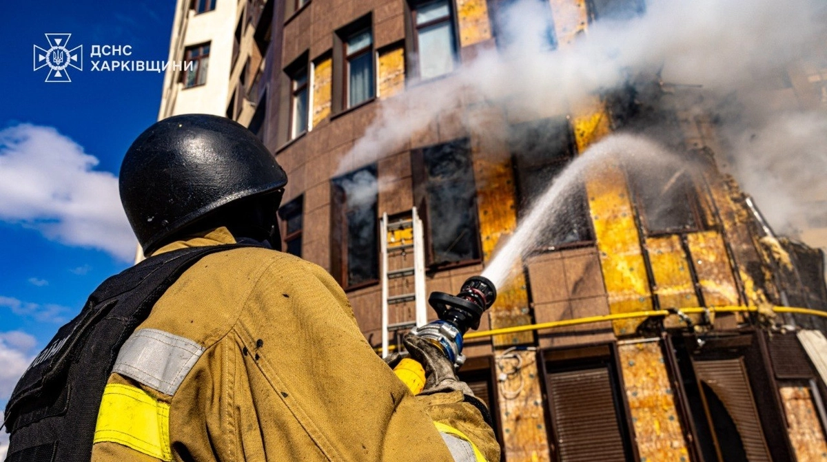 Рятувальні служби продемонстрували результати атак на Харків.