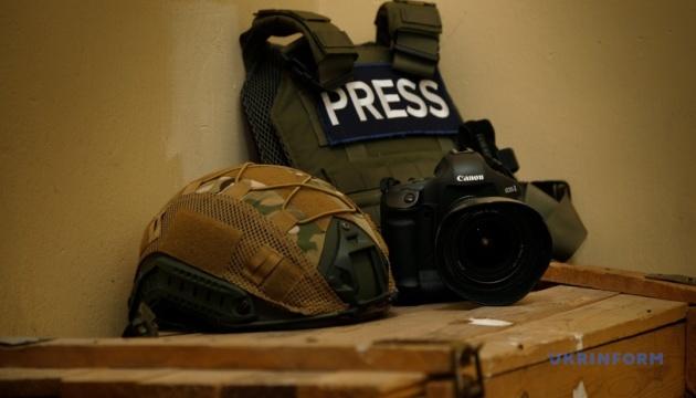 У березні в Україні втратили життя троє журналістів, а також зареєстровано 17 інцидентів, які порушують свободу слова, повідомляє ІМІ.