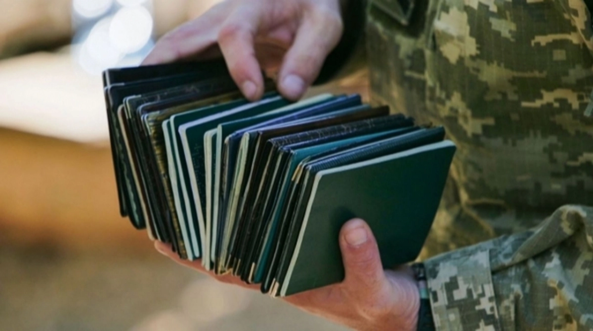 Правоохоронці повідомили, що в Харкові жінка заважала роботі територіального центру комплектування, внаслідок чого до неї було застосовано силу і використано газовий балончик.