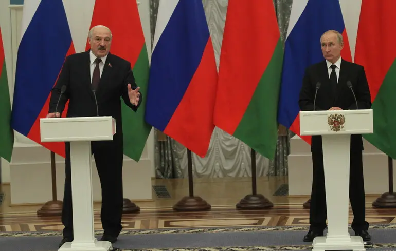 НАТО та Україні слід бути насторожі: за інформацією Forbes, Росія вже розпочала зведення баз для безпілотників на території Білорусі.