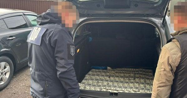 У Черкаській області правоохоронці затримали військового з дисциплінарного батальйону, який вимагав хабар у розмірі 12 тисяч доларів.