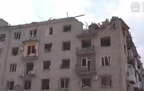 Російські війська завдали удару чотирма бомбами по центральній частині Краматорська, внаслідок чого постраждали щонайменше 10 людей.