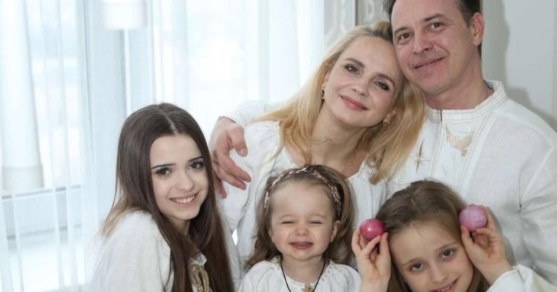 Лілія Ребрик на Великдень створила чудові фотографії разом із чоловіком та трьома донечками, продемонструвавши, як вони відзначають це свято.
