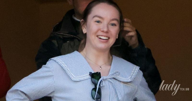 У смугастій блузі з бантиками та штанах: принцеса Олександра з Монако разом зі своїм хлопцем відвідала тенісний турнір.