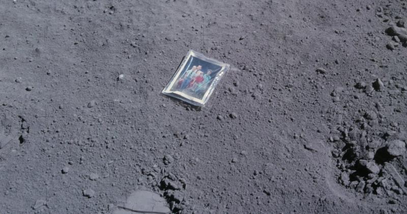 Астронавт залишив родинну світлину на поверхні Місяця: як змінилася її доля за півстоліття?