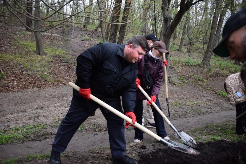 Екологічний день у Подолі: збирання, висадка рослин та колективна відповідальність мешканців громади.