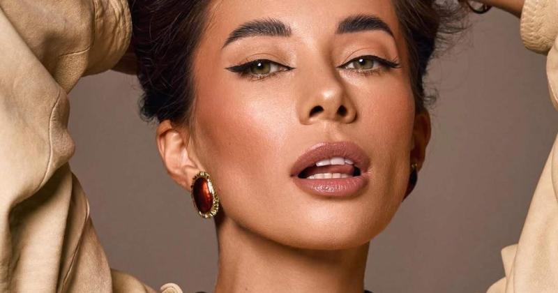 Неплях у мереживному боді продемонструвала свої принади перед об'єктивом камери.