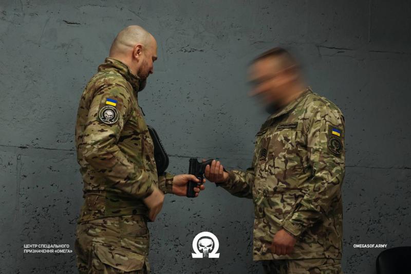 Метал і доблесть: генерал-майор Павло Яцюк вручив відзнаки бійцям спецпідрозділу 